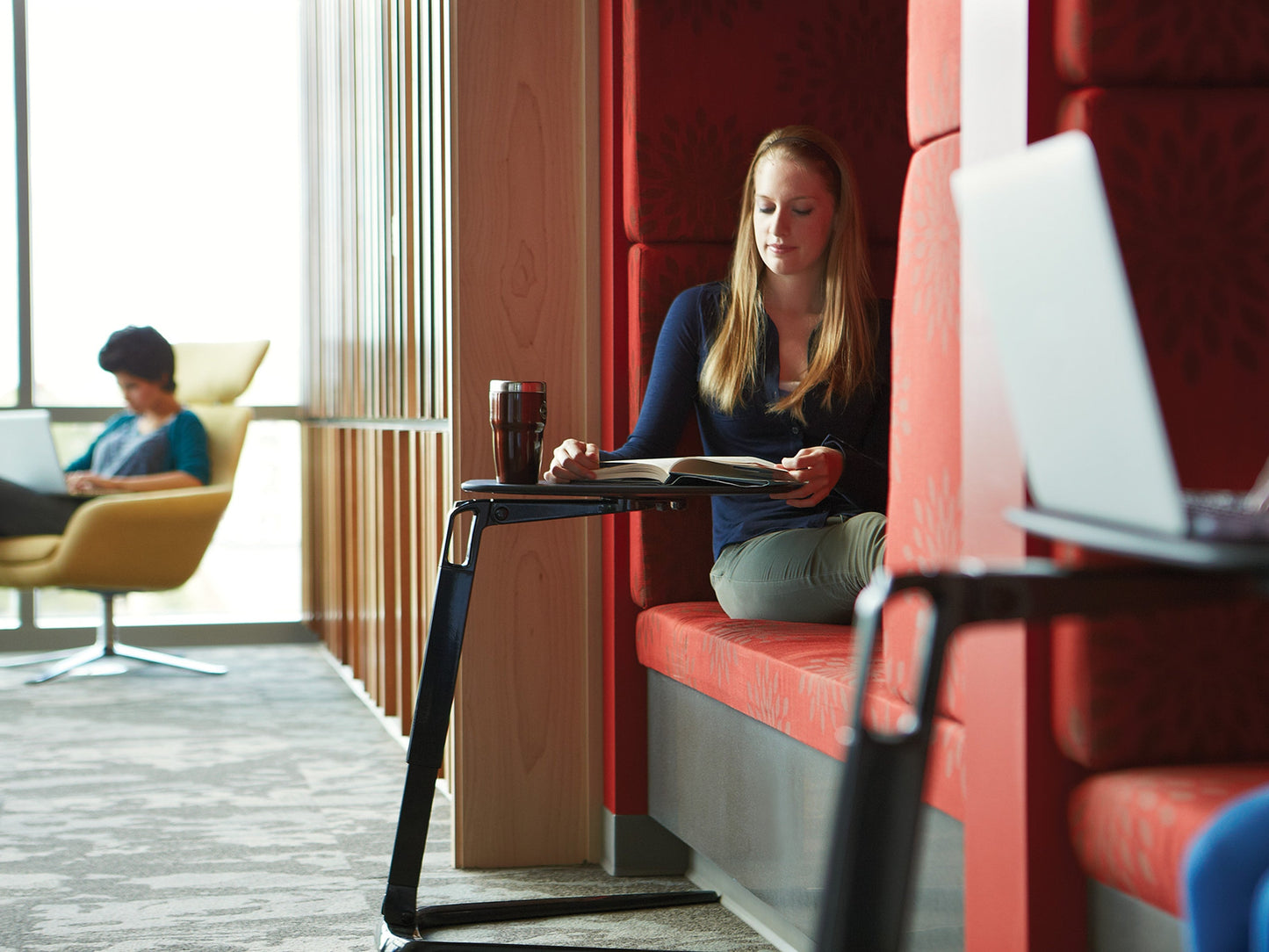 Coalesse Free Stand ポータブルテーブル