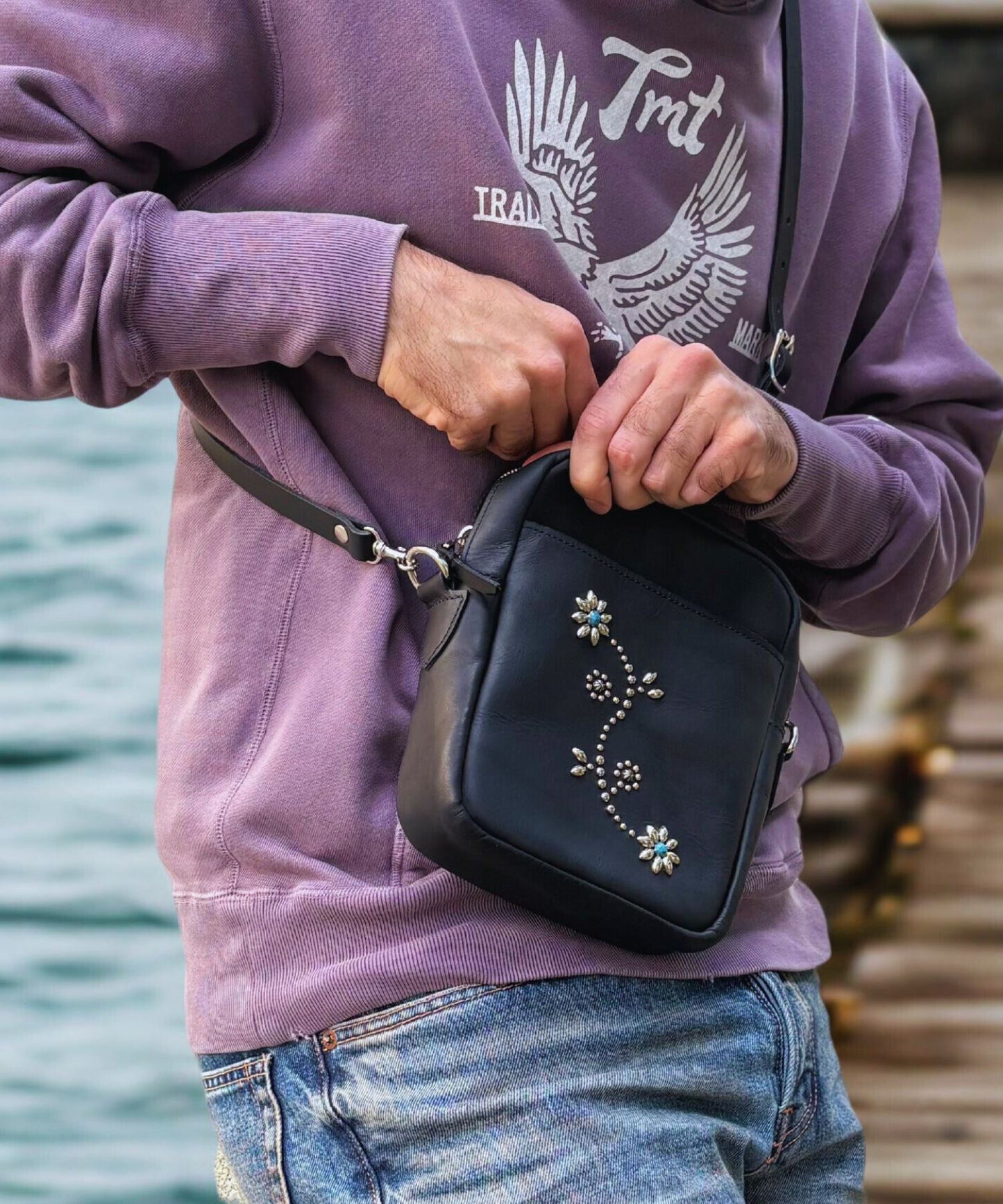 INDIGO LEATHER SHOULDER STADS BAG