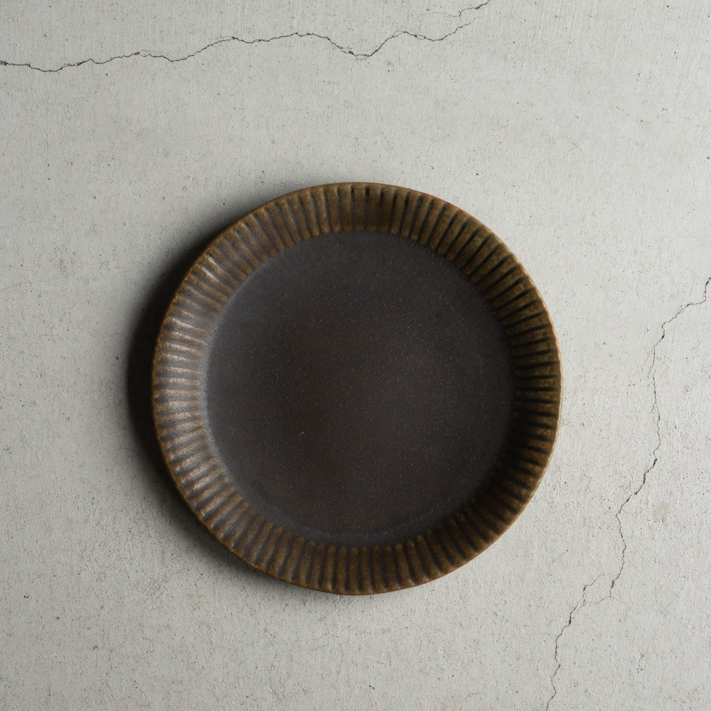 ラッフルプレート M サビ釉｜古谷製陶所（信楽焼 陶器）【古1】