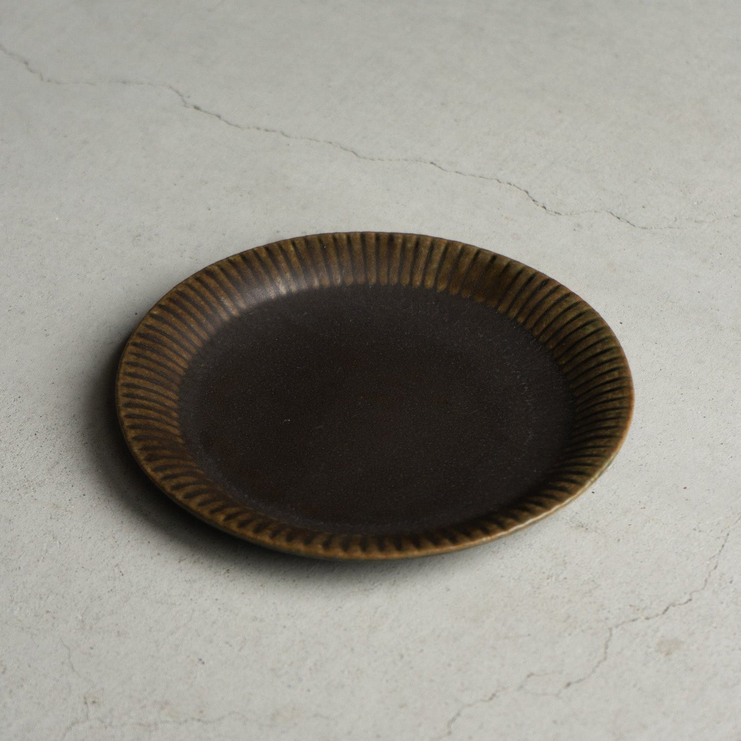 ラッフルプレート M サビ釉｜古谷製陶所（信楽焼 陶器）【古1】