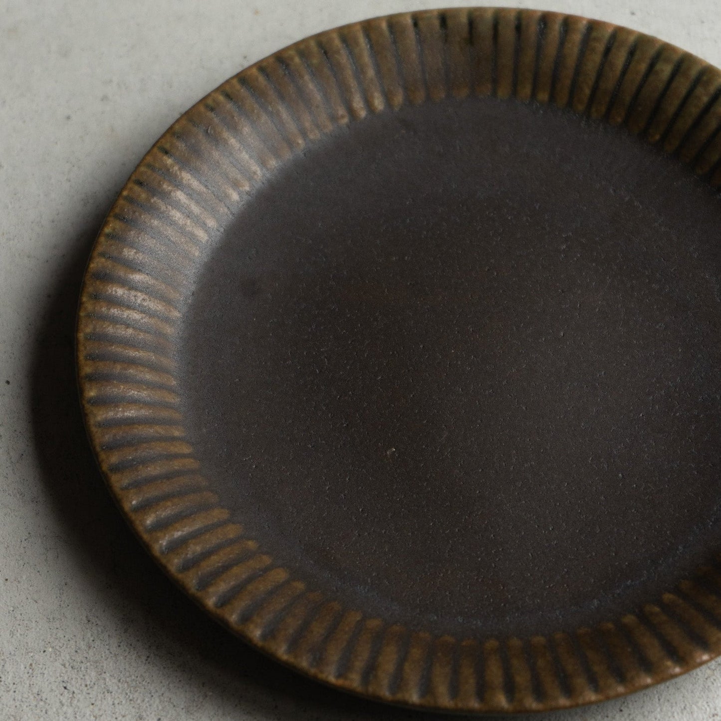 ラッフルプレート M サビ釉｜古谷製陶所（信楽焼 陶器）【古1】
