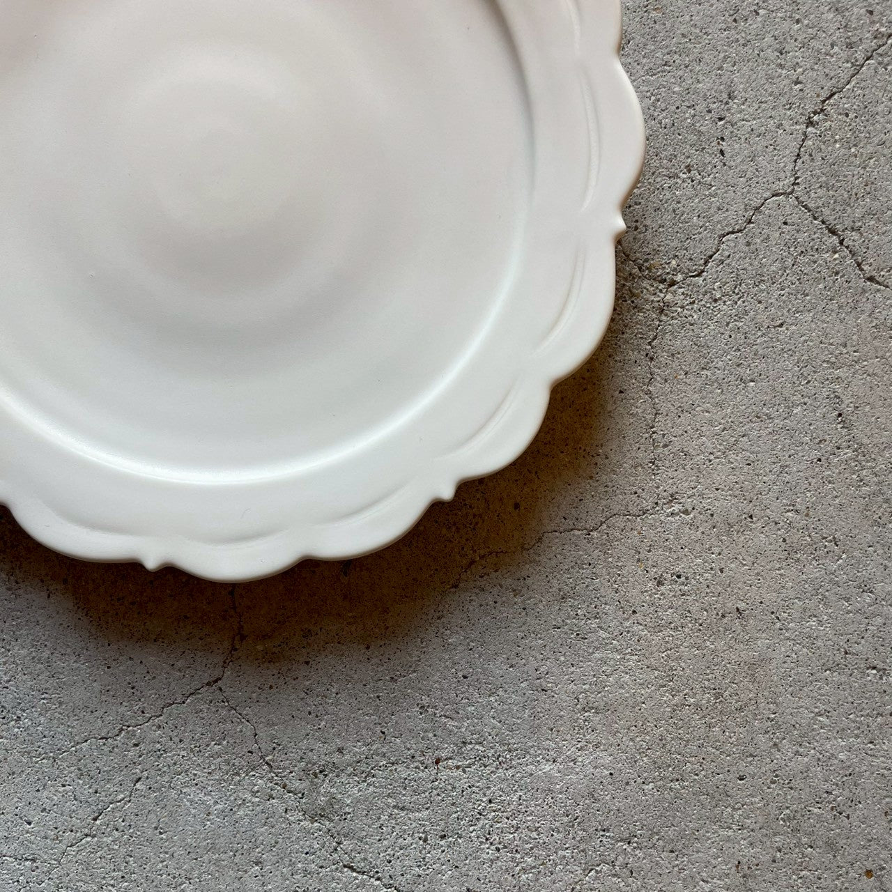 六寸皿　レリーフ六寸皿　白【FK49】