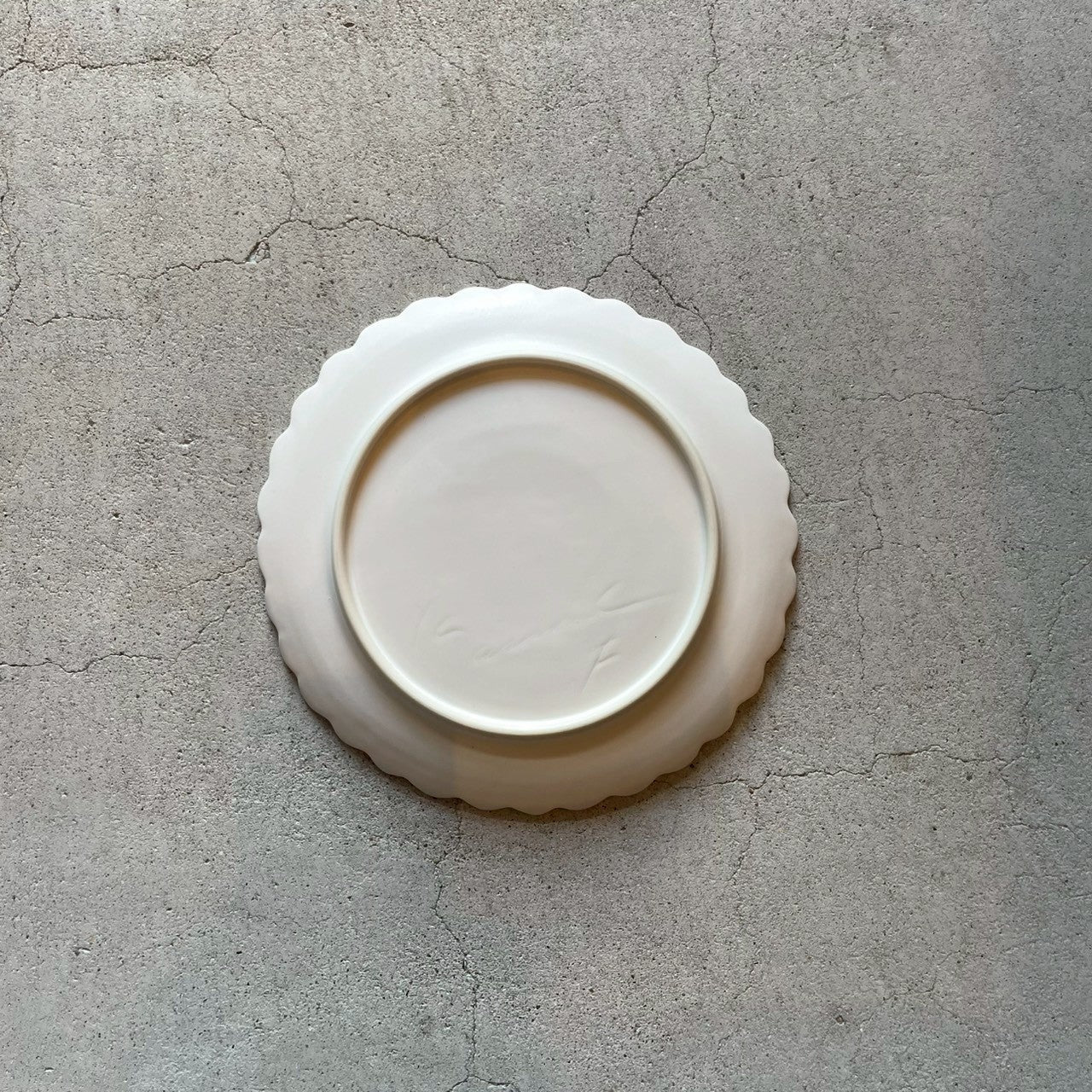 七寸皿 七寸手彫り皿 白【FK52】