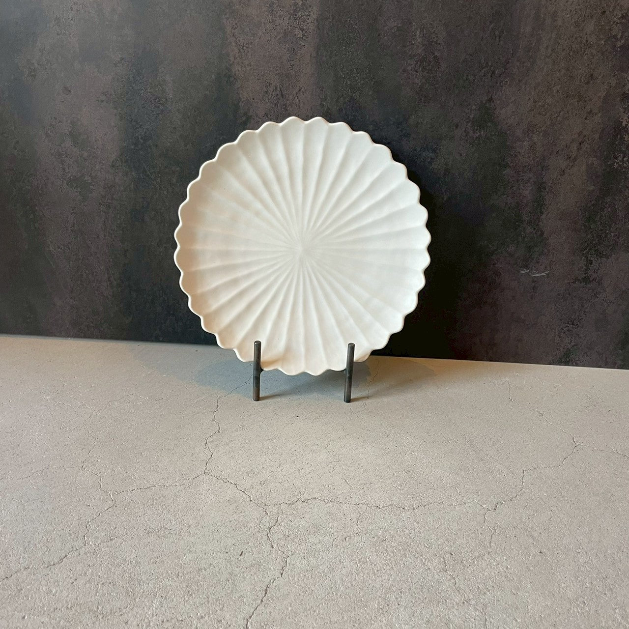 七寸皿 七寸手彫り皿 白【FK52】