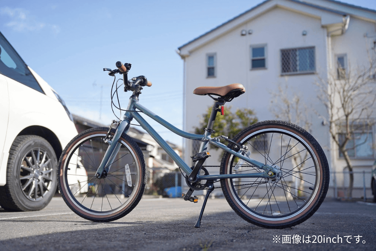 wimo kids 24 (Kale / ケール）| 24インチ子供自転車 parked outdoors in a residential area.