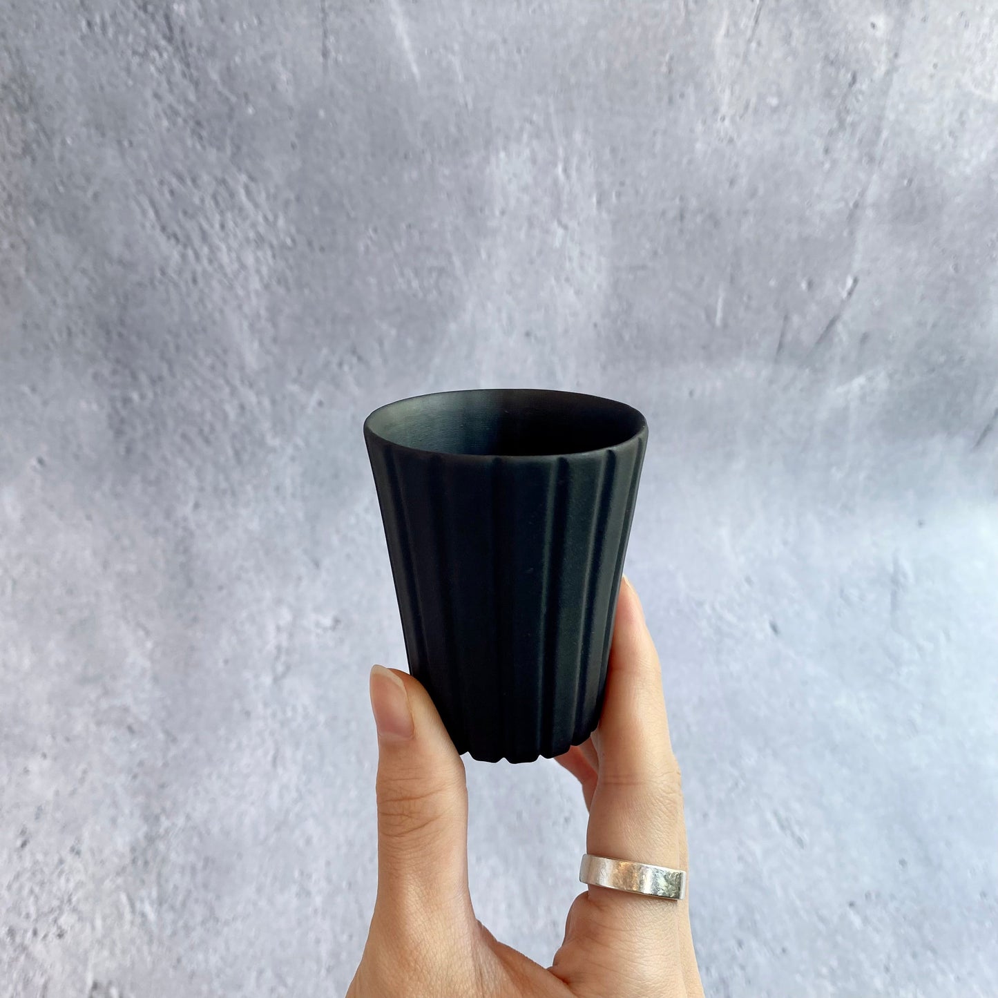 作家　飛松灯器　shave cup S / 猪口 / charcoal black【1】