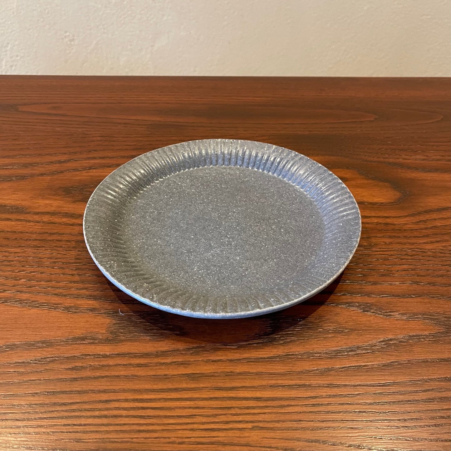 ラッフルプレート M グレー釉｜古谷製陶所（信楽焼 陶器）【古6】