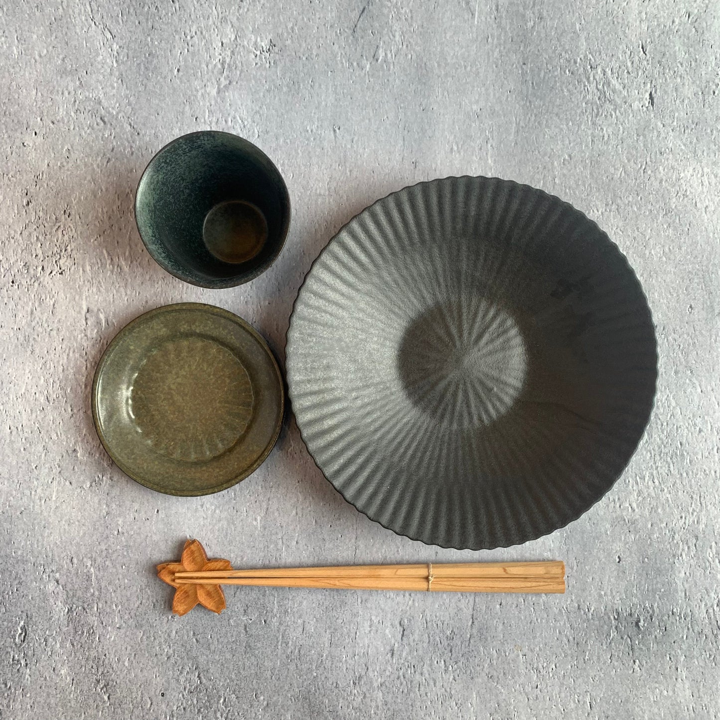 作家　飛松灯器　山プレート / 丸 / S / olive【8】