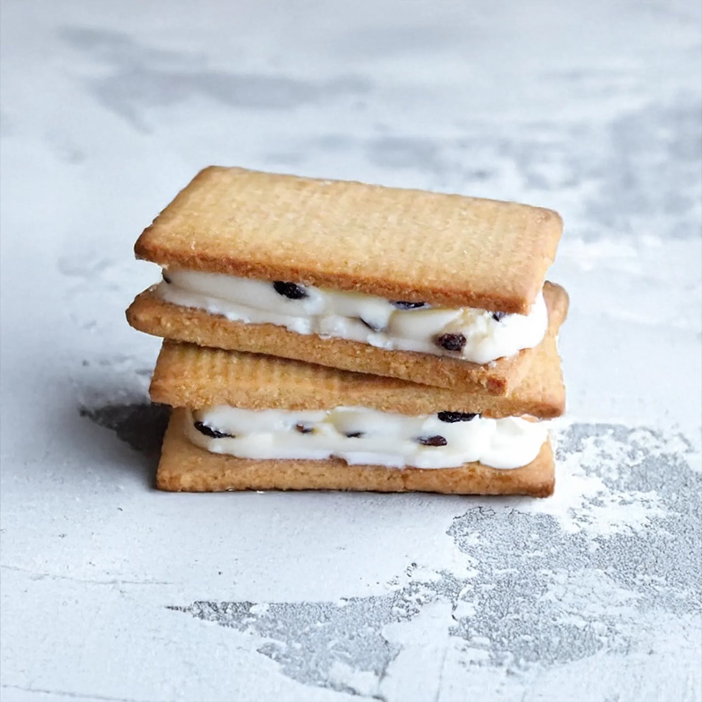 ラムレーズンバタークリームサンド（2枚入） 糖質6.9g/枚