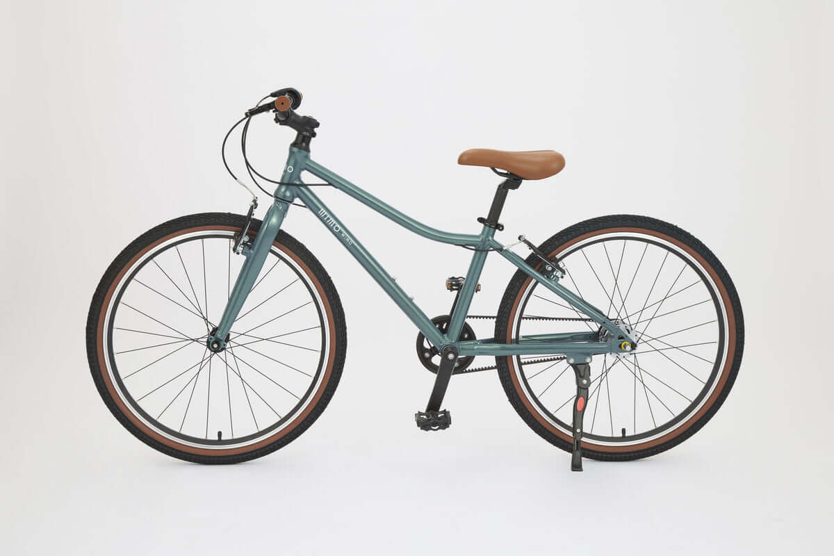 wimo kids 24 (Kale / ケール）| 24インチ子供自転車 in blue-green with a brown seat and stylish design
